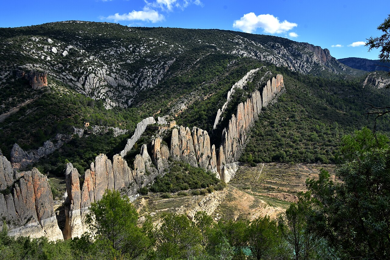 Muralla de Finestres (Roques de la Vila) nad zbiornikiem Canelles