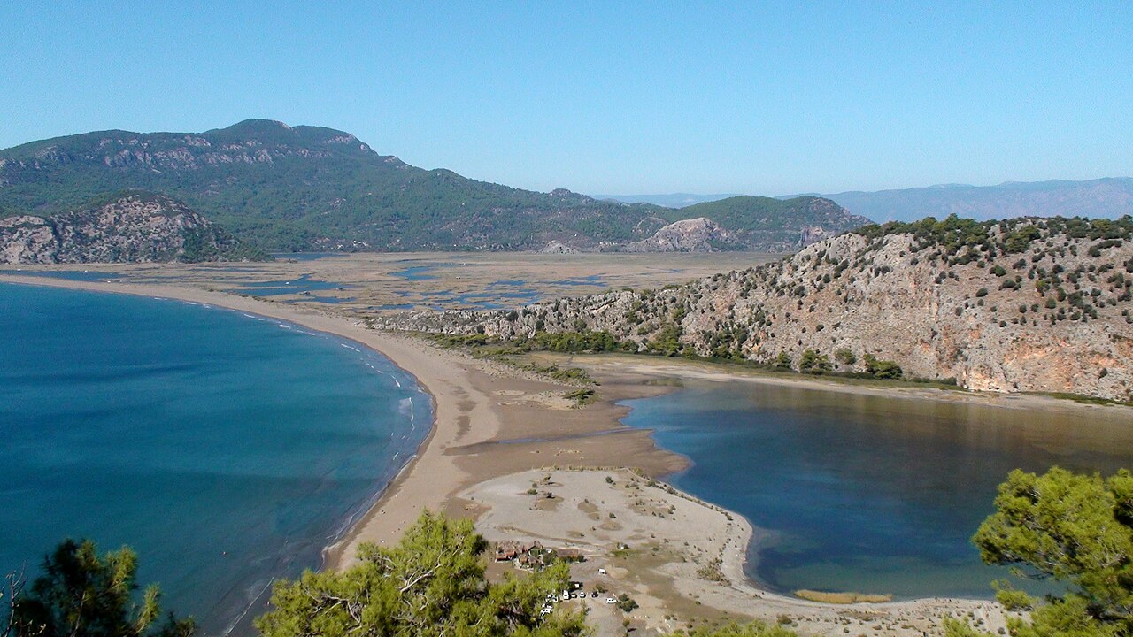 Mierzeja İztuzu: po lewej morze, po prawej ujście rzeki Dalyan i trzcinowiska delty
