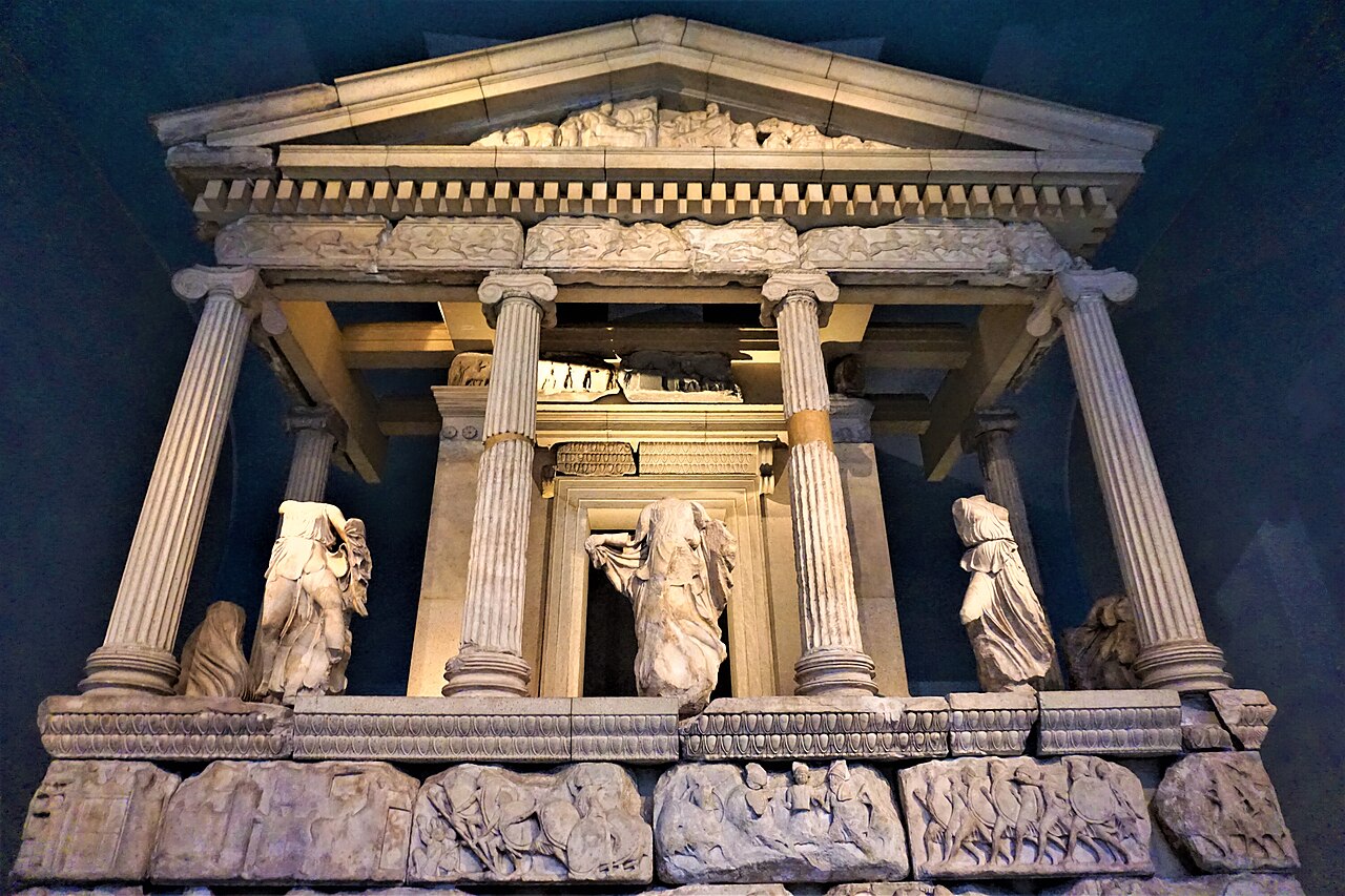 Pomnik Nereid z Ksantosu w British Museum: odtworzona fasada grobowca władcy Arbinasa z ok. 390 p.n.e.
