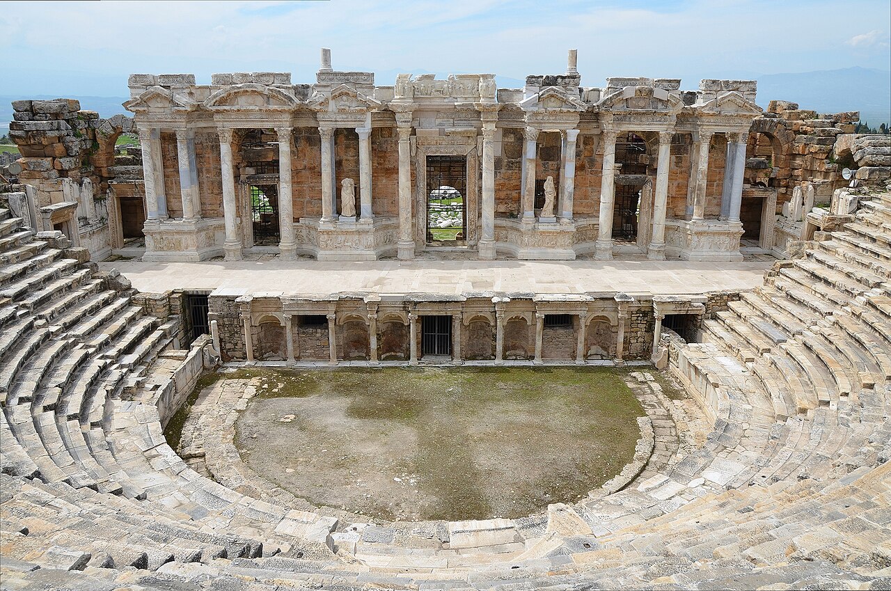 Teatr w Hierapolis z odbudowaną ścianą sceny z czasów Septymiusza Sewera