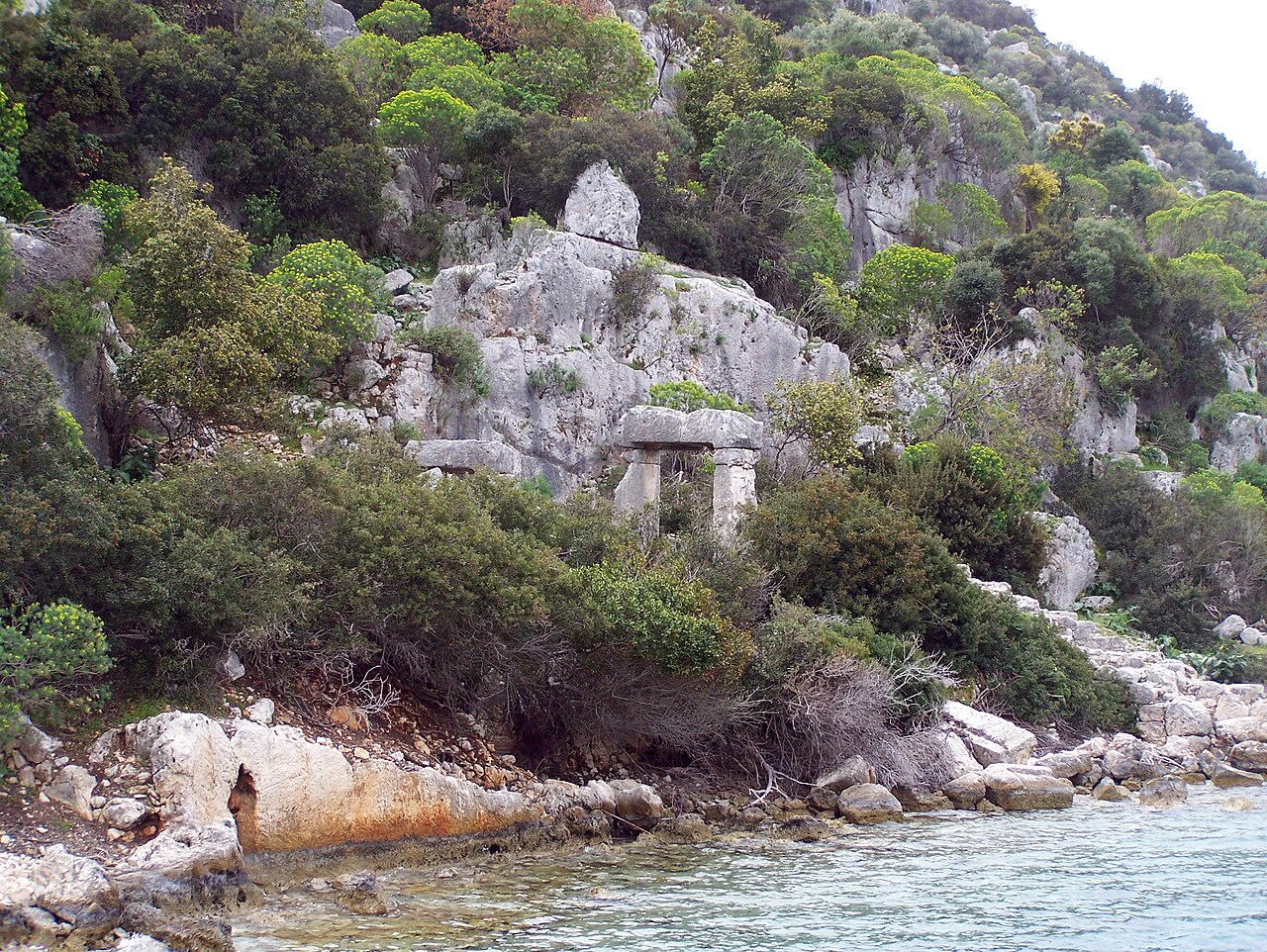 Ruiny na północnym brzegu wyspy Kekova, widoczne z łodzi