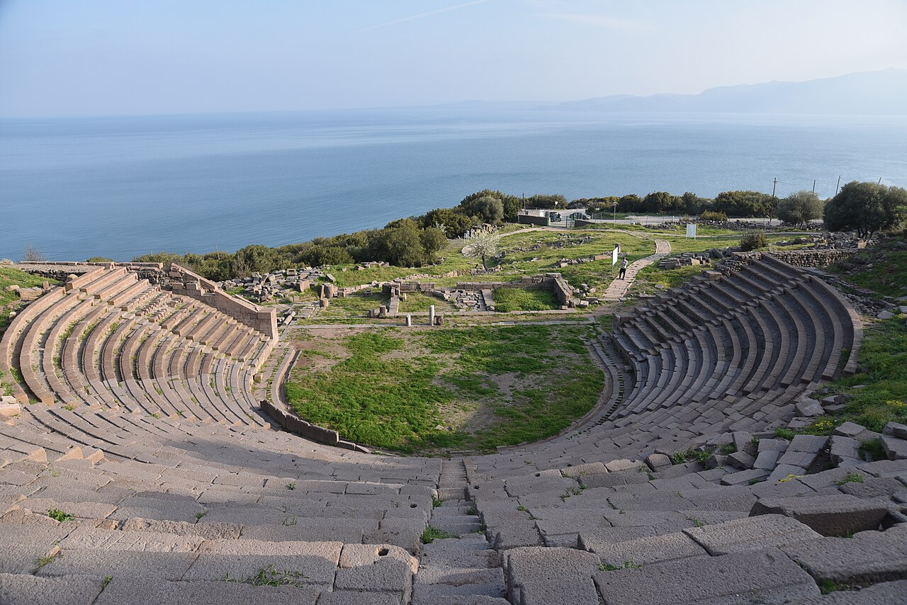 Teatr na ok. 5000 widzów nad morzem, poniżej akropolu; w głębi Lesbos