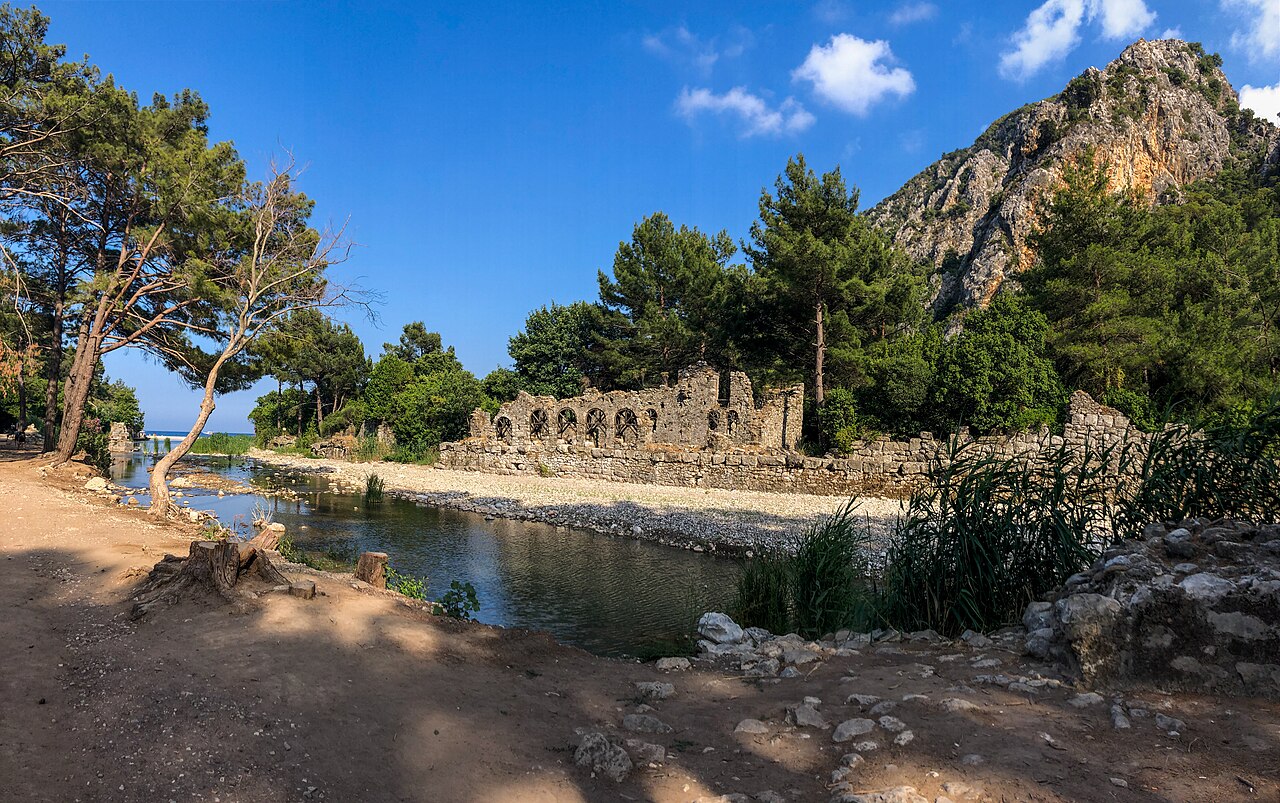 Olympos: ruiny łaźni nad potokiem, kilkaset metrów przed plażą