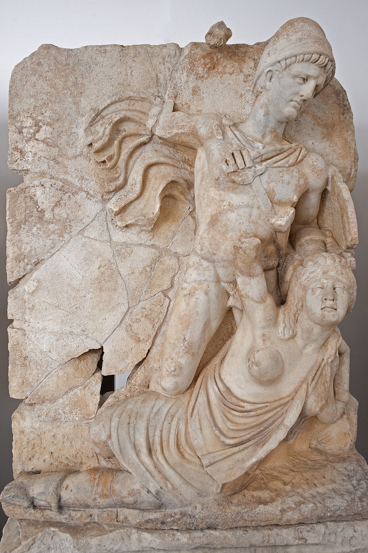 Relief z Sebasteionu w muzeum: cesarz Klaudiusz powala Brytanię